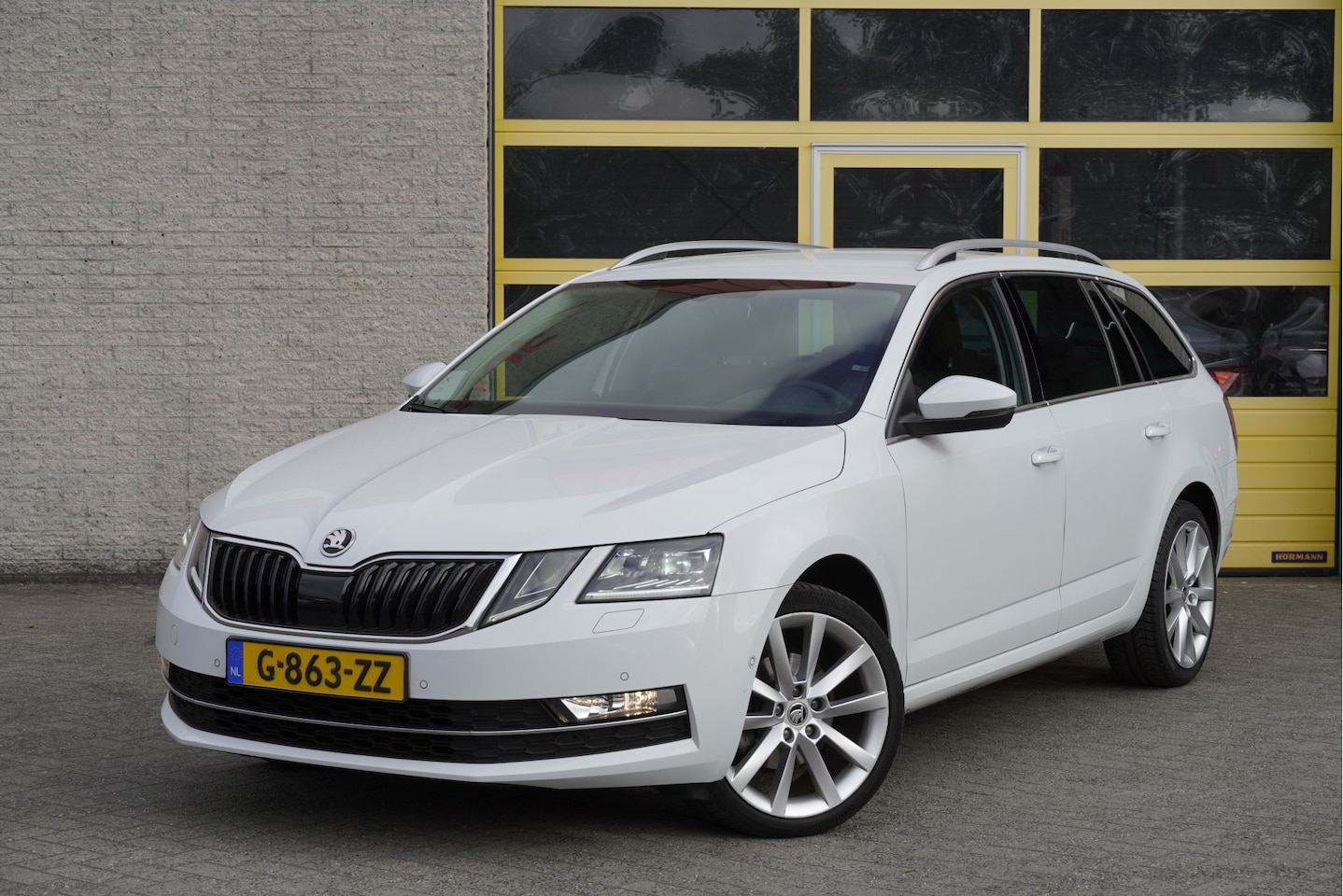 Skoda Octavia Combi - 1.5 TSI 150PK! Automaat Business Edition Plus BJ2020 Lmv 18" | Led V+A | Pdc | Navi | Keyl - AutoWereld.nl