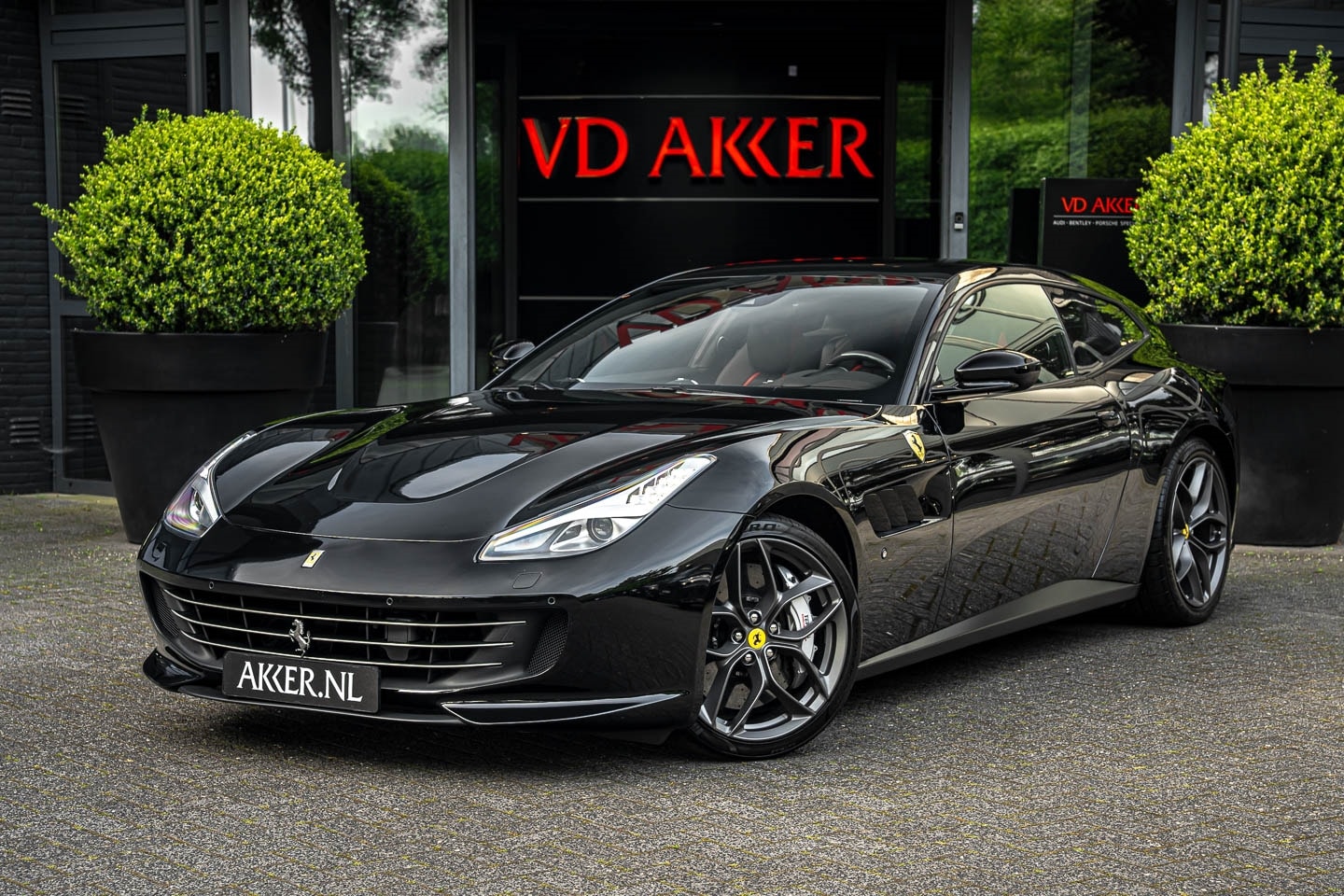 Ferrari GTC4 - Lusso T Lift | Scuderia Schilden | Carbon LED-stuur | Panoramadak | Premium HiFi - AutoWereld.nl