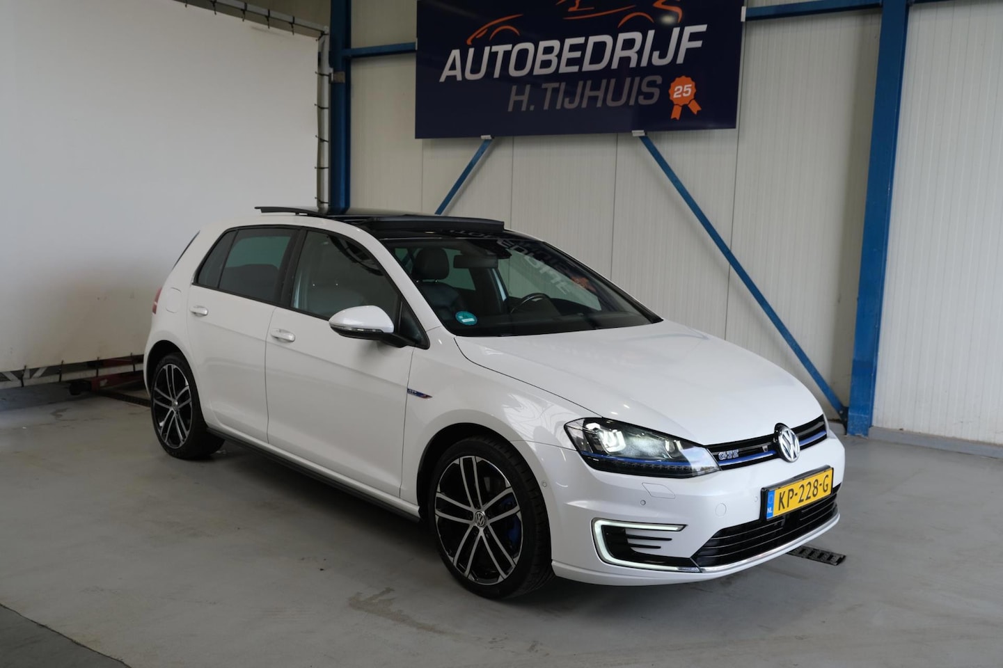 Volkswagen Golf - 1.4 TSI GTE - Airco, Cruise, Schuifdak, PDC, Camera, Navi. - AutoWereld.nl