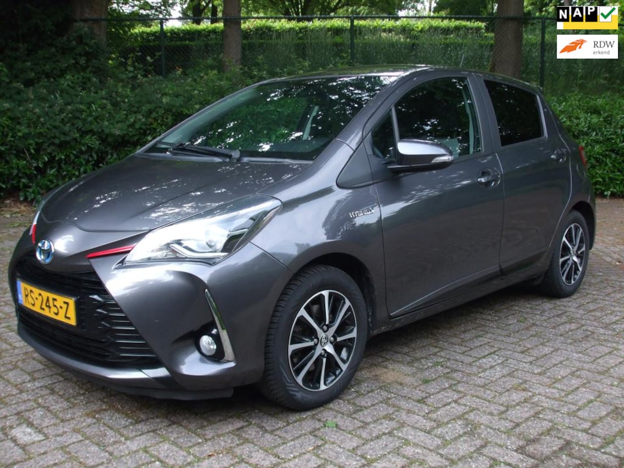 Toyota Yaris - 1.5 Hybrid Design Sport climate cruise 5 drs NAP btw auto antraciet - AutoWereld.nl
