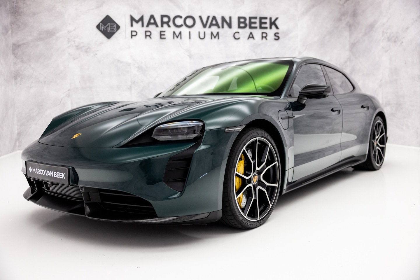 Porsche Taycan Sport Turismo - Turbo S 93 kWh | Burmester | PTS kleur | SportDesign Carbon | InnoDrive - AutoWereld.nl