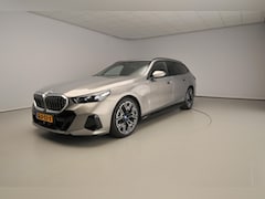 BMW 5-serie Touring - 530e | M-Sportpakket | LED | Navigatie | Trekhaak | Sportstoelen | Stoelverwarming | DAB |