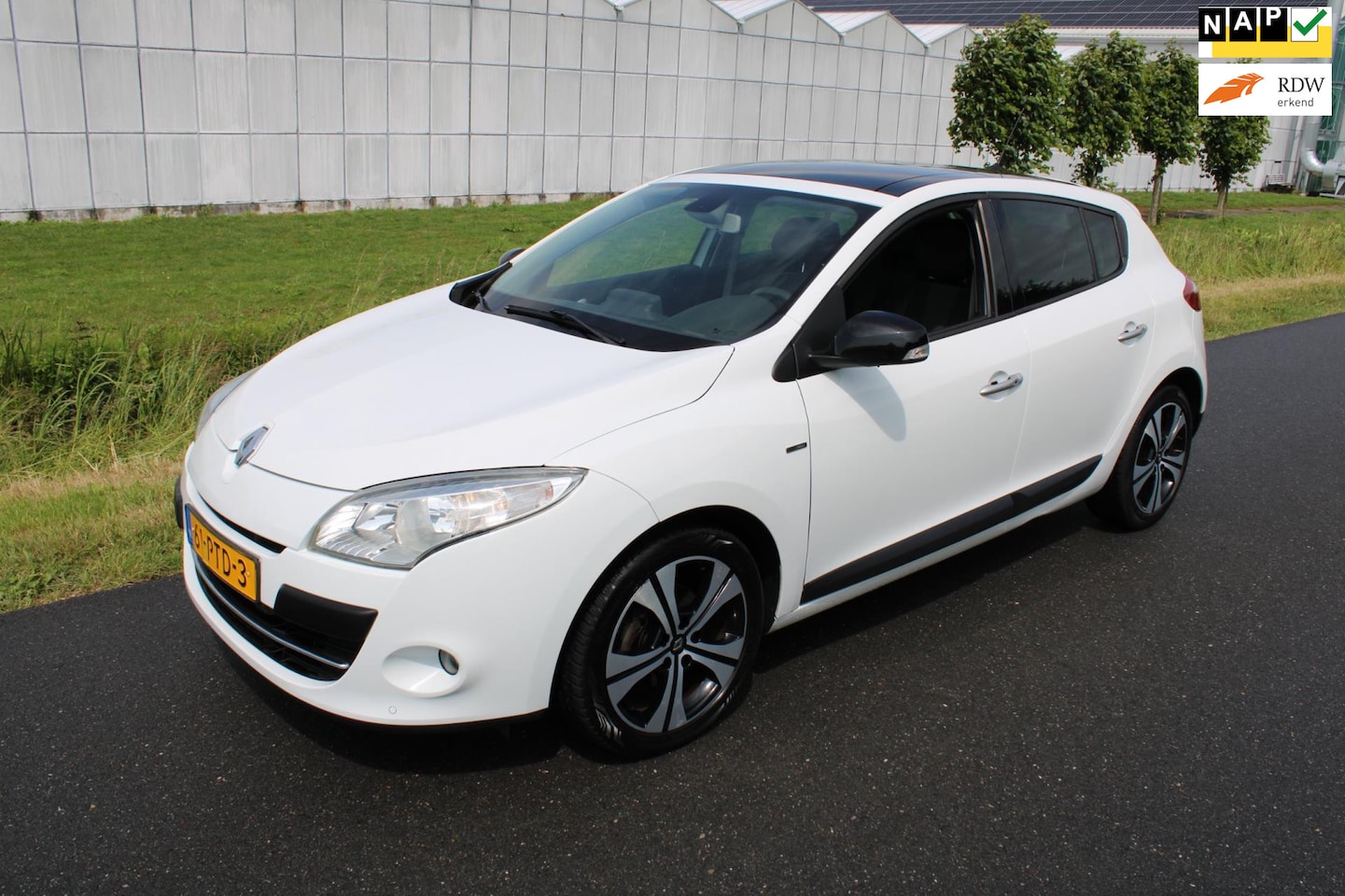 Renault Mégane - 1.4 TCe Bose met Navigatie en Panorama dak - AutoWereld.nl
