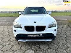 BMW X1 - SDrive18i Executive XENON OPENDAK PANORAMADAK NAVI SCHERM / VELGEN