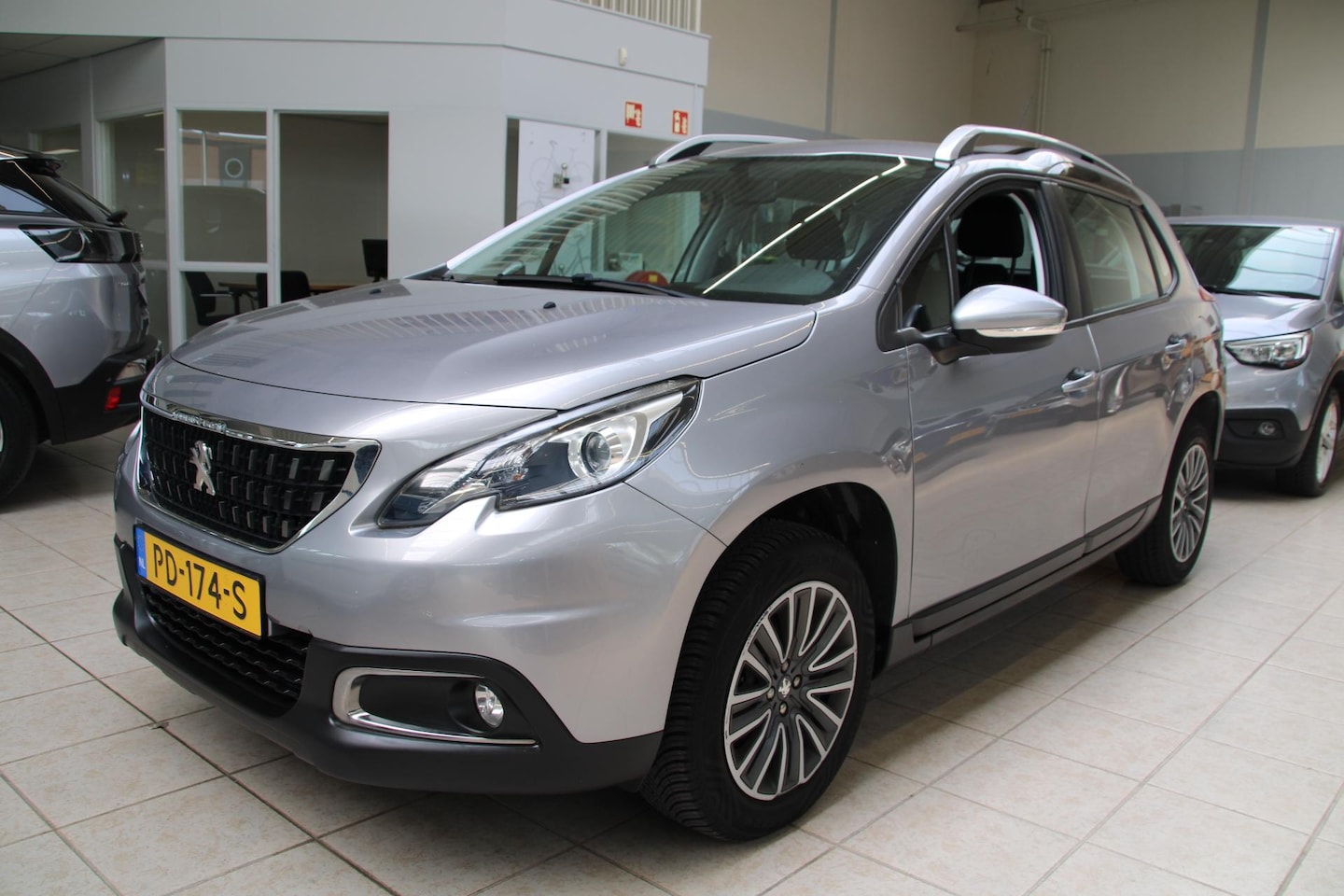 Peugeot 2008 - 1.2 PureTech 110pk Blue Lion Airco Navi Carplay 50.996km - AutoWereld.nl