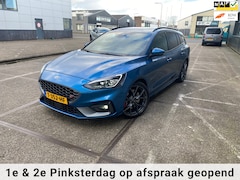 Ford Focus Wagon - 2.3 EcoBoost ST-3/automaat/5drs/1e EIG/ dealeronderhouden/ 2jaar apk/volle opties