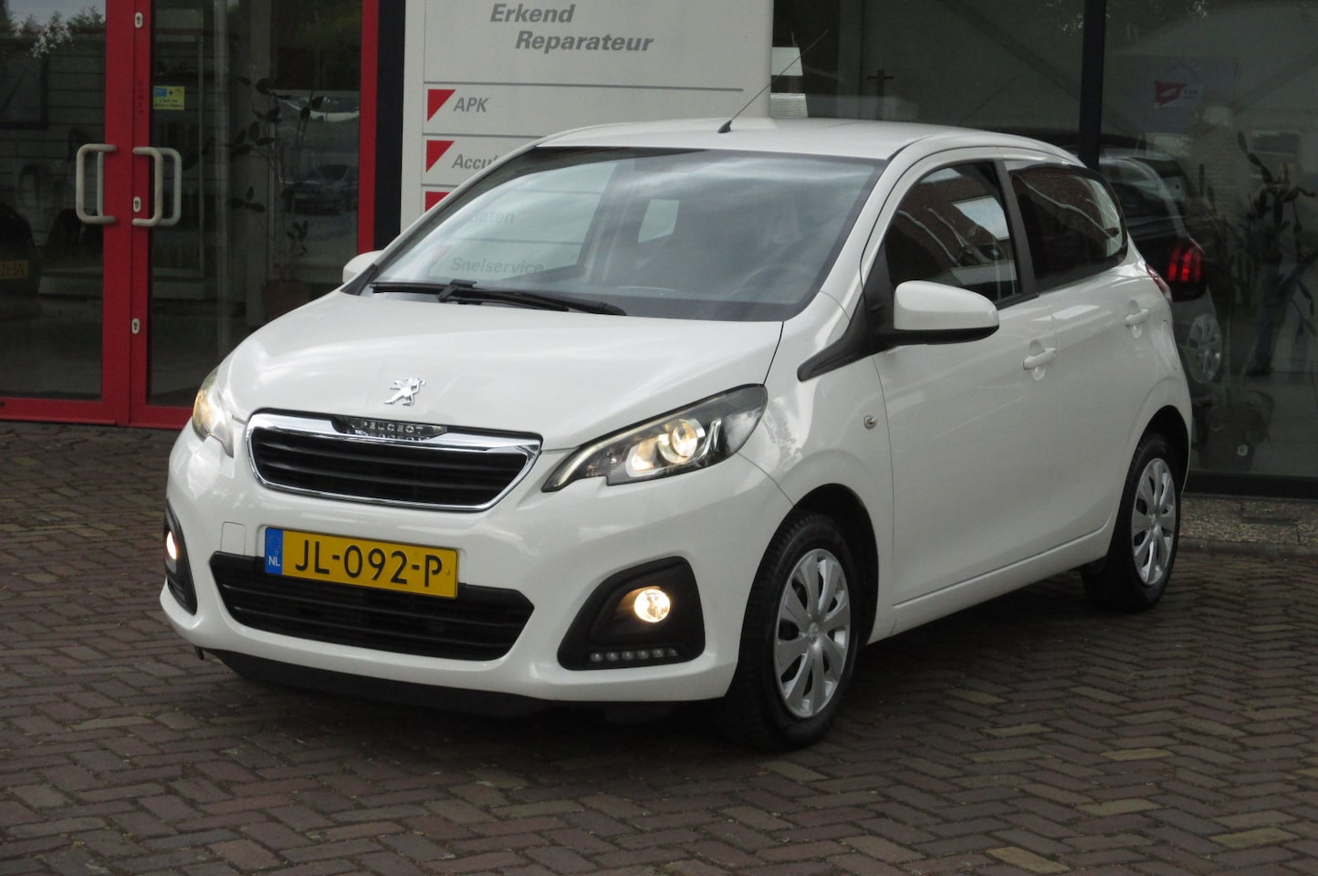 Peugeot 108 - 1.0 e-VTi Active Navigatie - AutoWereld.nl