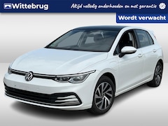 Volkswagen Golf - 1.4 eHybrid 204pk Style DSG Automaat / LED / Navigatie / Panorama dak / LM velgen / Wegkl
