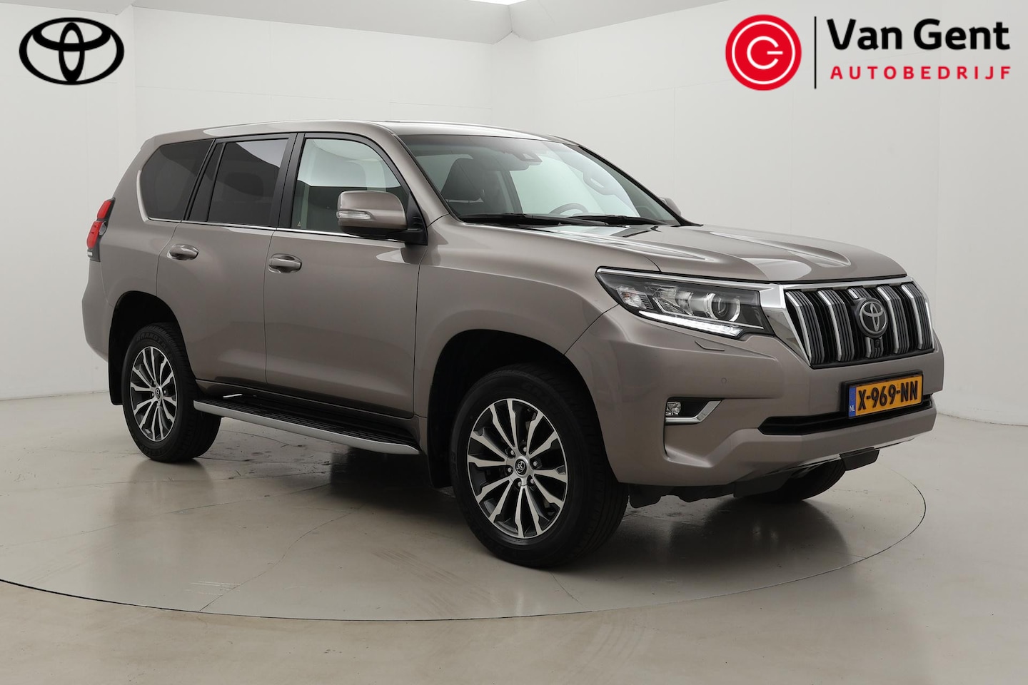 Toyota Land Cruiser - 5 pers. 2.8 D-4D Executive | Panoramadak | Trekhaak | Treeplanken | Stoel-/achterbankverwa - AutoWereld.nl