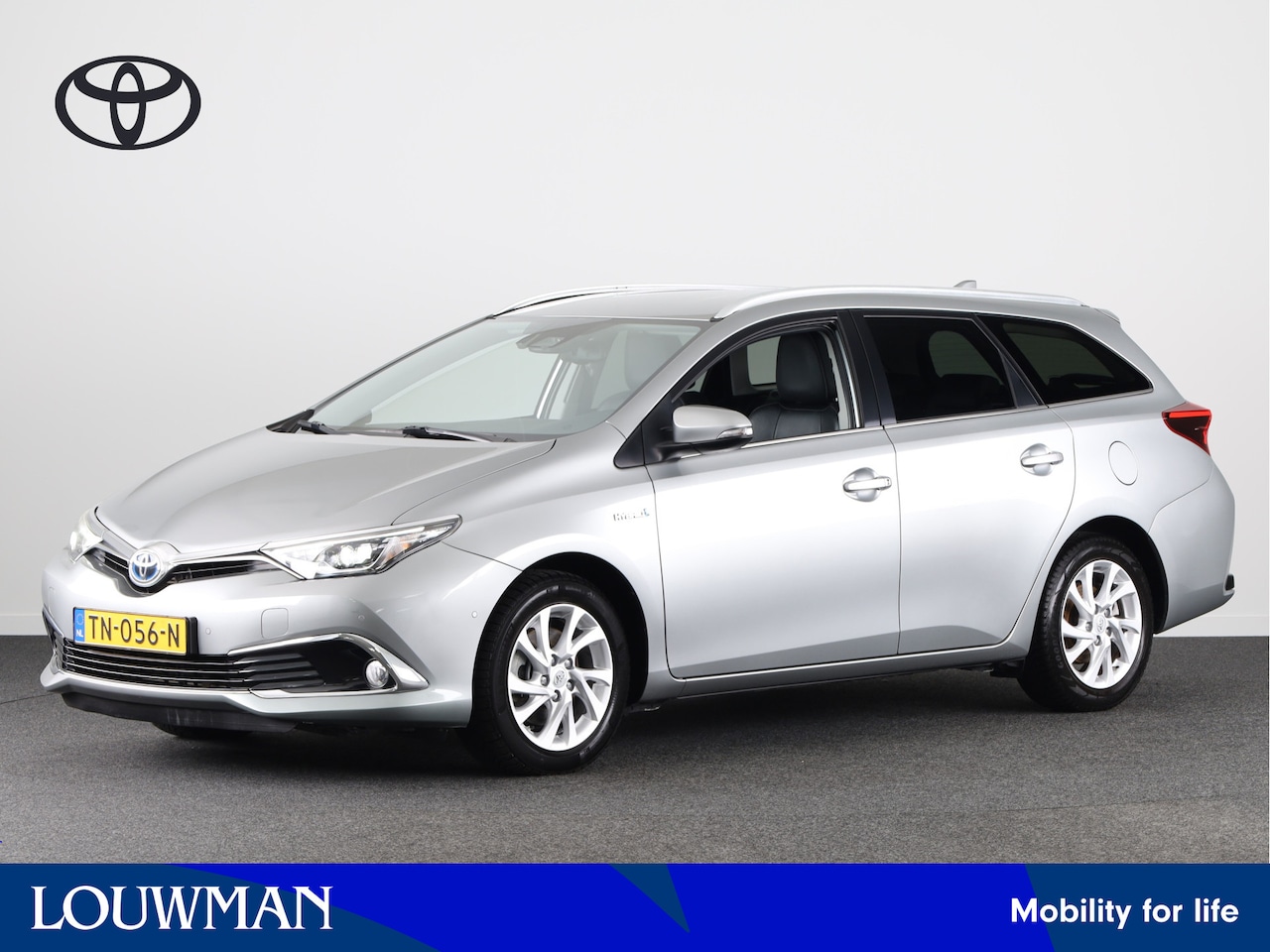 Toyota Auris Touring Sports - 1.8 Hybrid Executive | Half lederen bekleding | Parkeersensoren V+A | Navigatie | Stoelver - AutoWereld.nl
