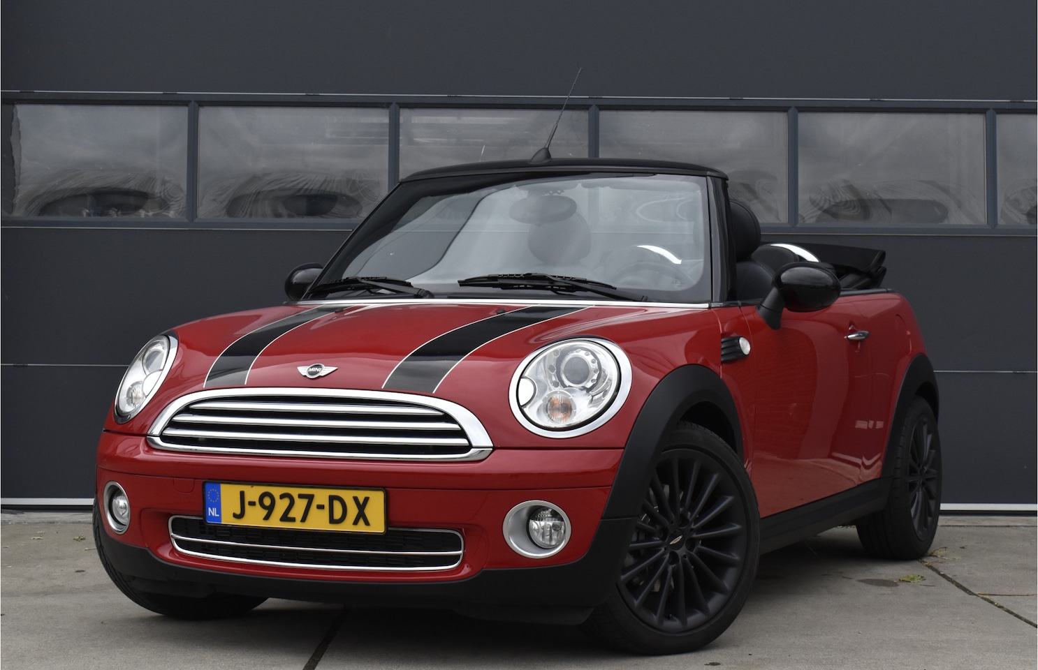 MINI Cabrio - Mini 1.6 Cooper Pepper Youngtimer Navi - Leer - Xenon - Clima - AutoWereld.nl