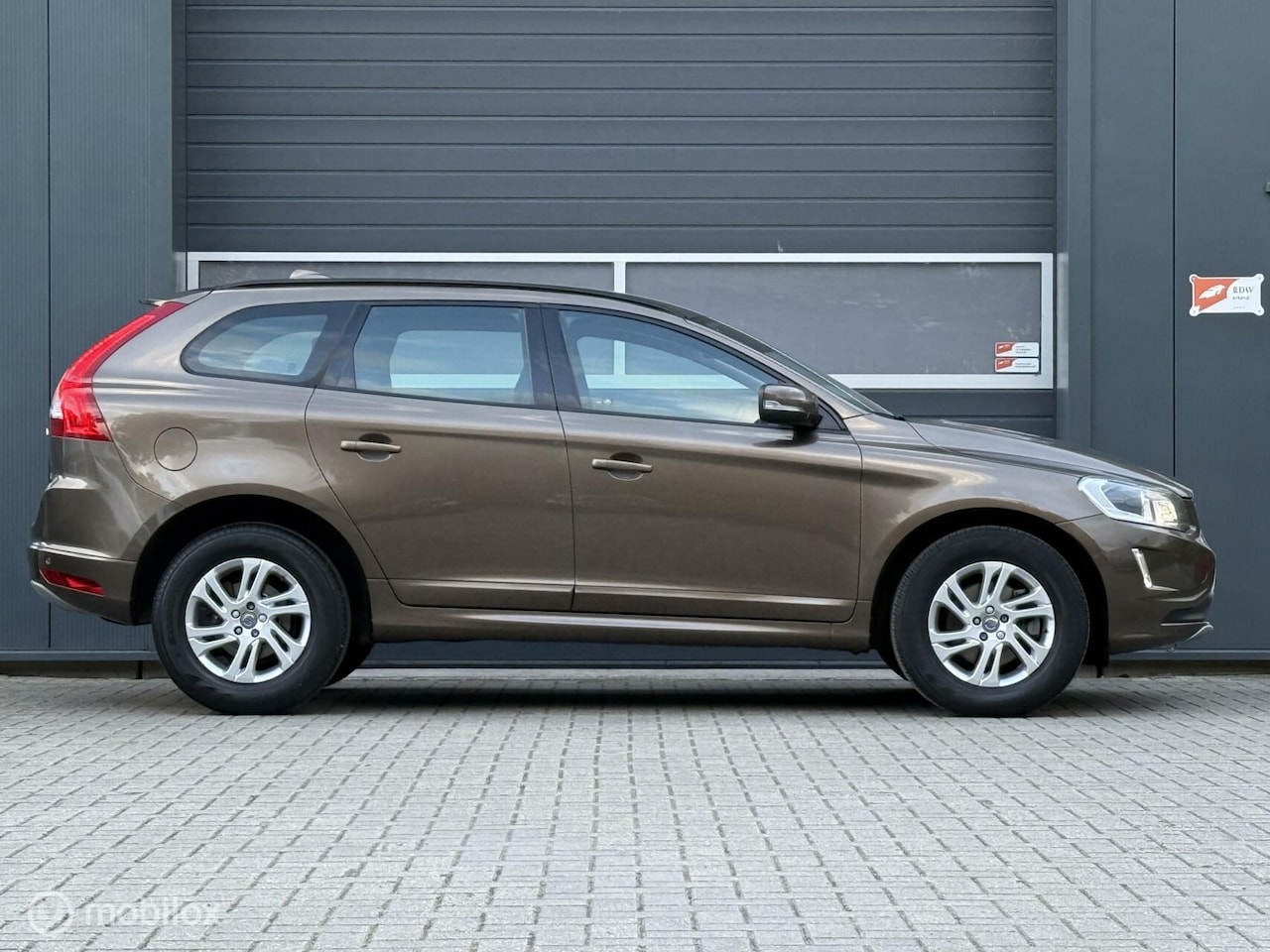 Volvo XC60 - 2.0 D3 FWD Polar Navi/Winterline/Unieke KMs/Dealerauto - AutoWereld.nl