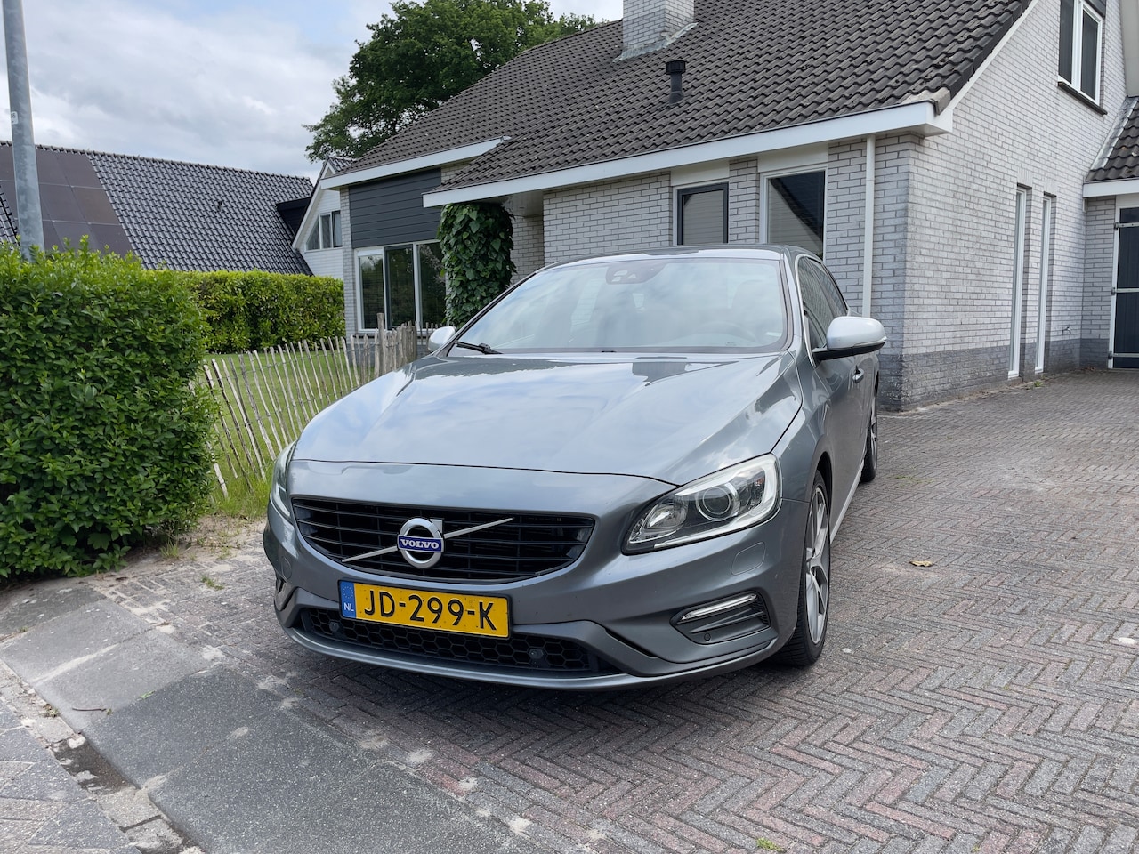 Volvo V60 - 2.0 D3 R-Design Business leder, standkachel, xenon, trekhaak - AutoWereld.nl