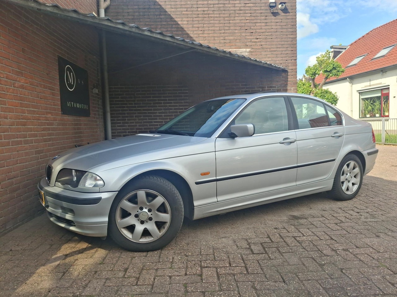 BMW 3-serie - 320i Automaat 150PK Schuifdak / Airco / Cruise Controle / - AutoWereld.nl