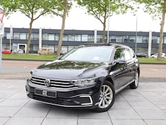 Volkswagen Passat Variant - GTE Panodak | Head-up | Keyless | Camera | Elektrische kofferklep | Dodehoek | Trekhaak |