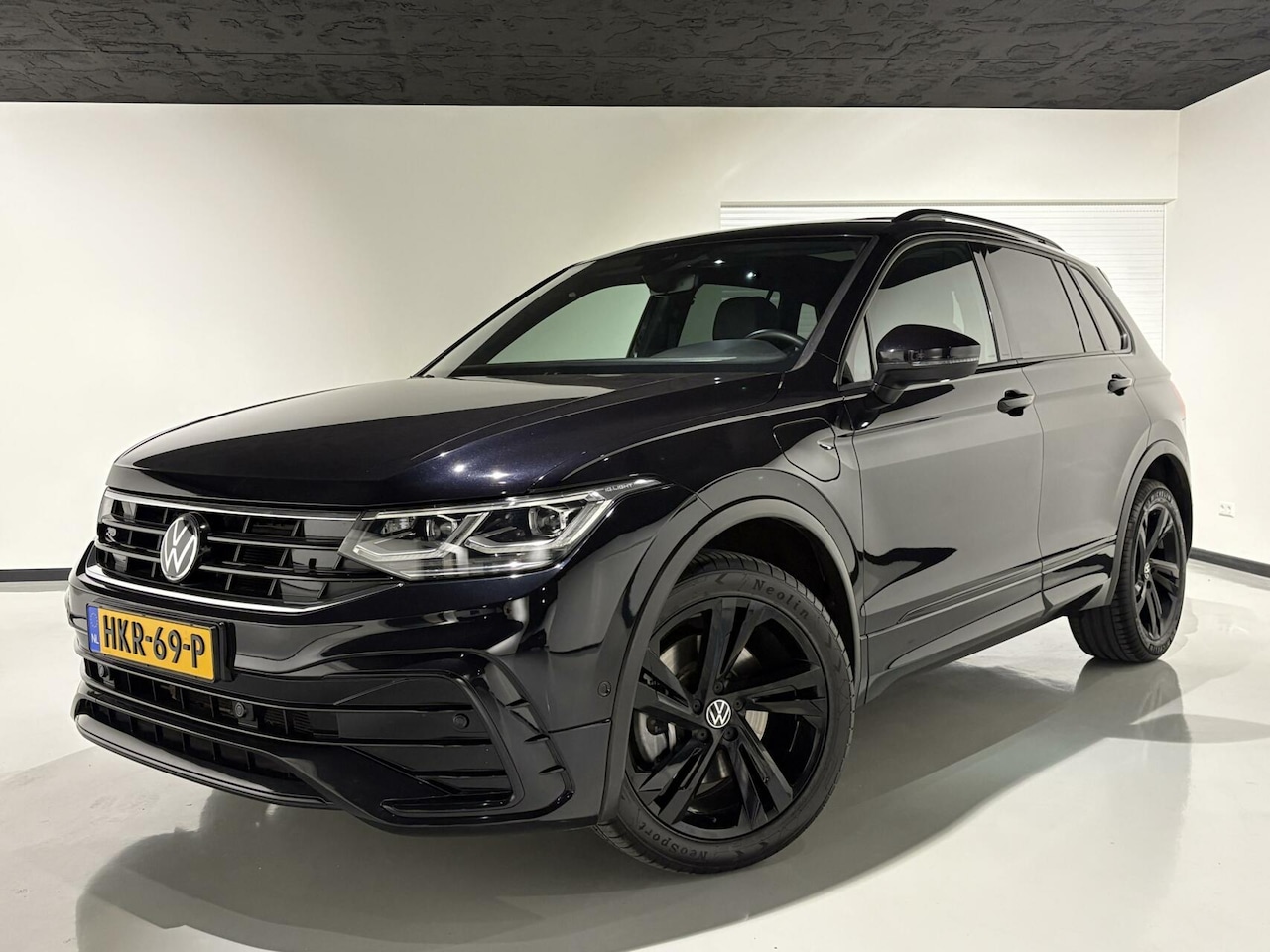 Volkswagen Tiguan - 1.4 TSI eHybrid 245pk|R-Line|Black|Panodak|IQ Led koplampen|Carplay|Sfeer verlichting|ACC| - AutoWereld.nl