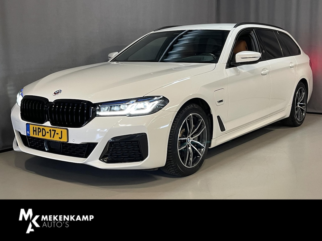 BMW 5-serie Touring - 530e xDrive High Executive 18"/Laser LED/Leder/Head-up/Keyless/Trekhaak/Stoelverwarming/Ad - AutoWereld.nl