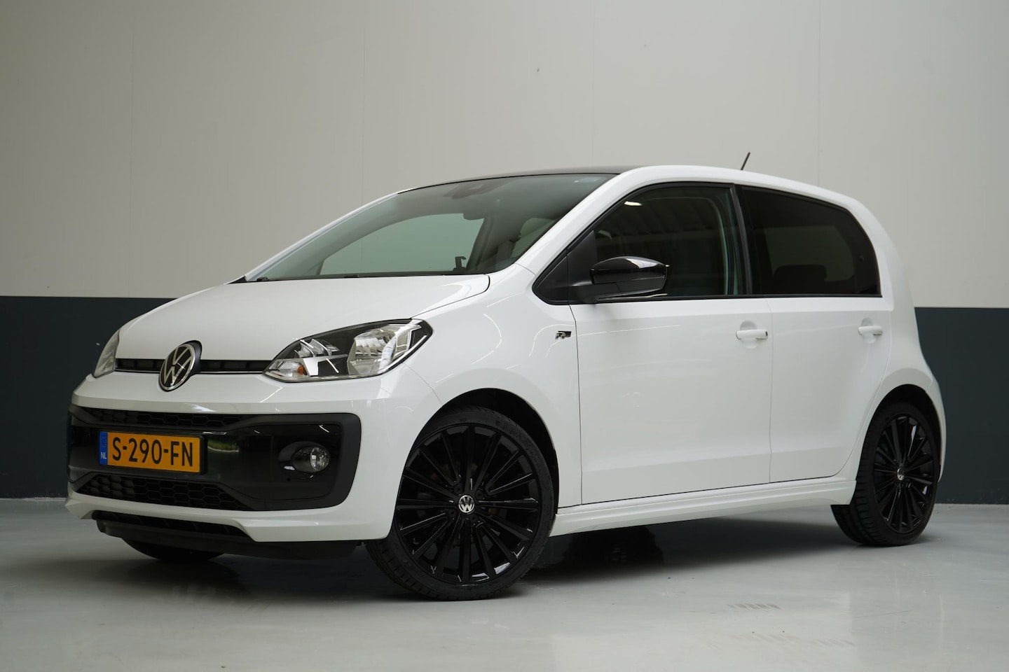 Volkswagen Up! - 1.0 R-Line 5-drs | Stoelverwarming | Lm velgen 17" | Airconditioning | Cruise control | Ac - AutoWereld.nl
