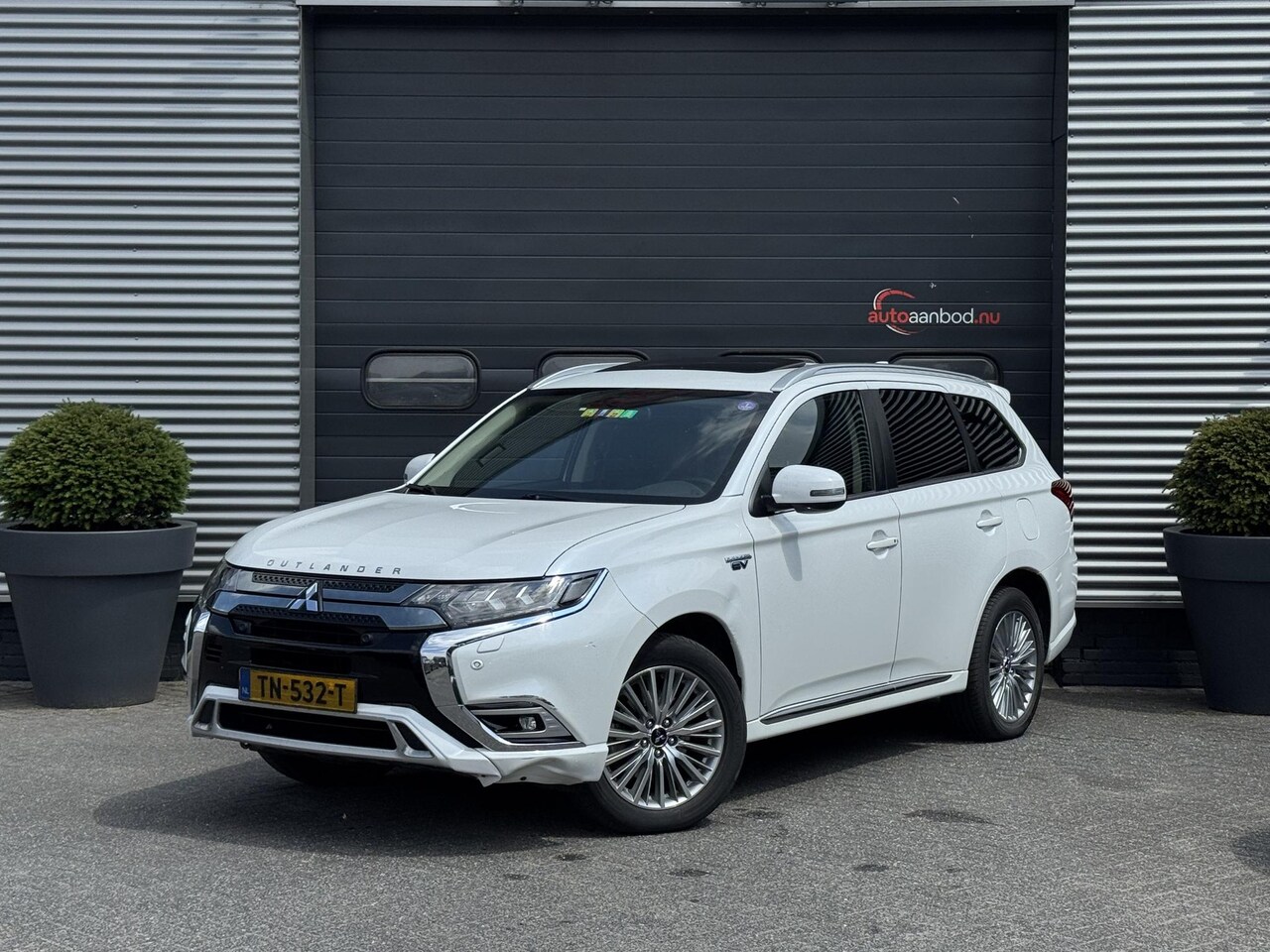 Mitsubishi Outlander - 2.4 PHEV Intense+ | Panoramadak | Camera | DAB | 18 Inch Lichtmetalen Velgen | Carplay | - AutoWereld.nl