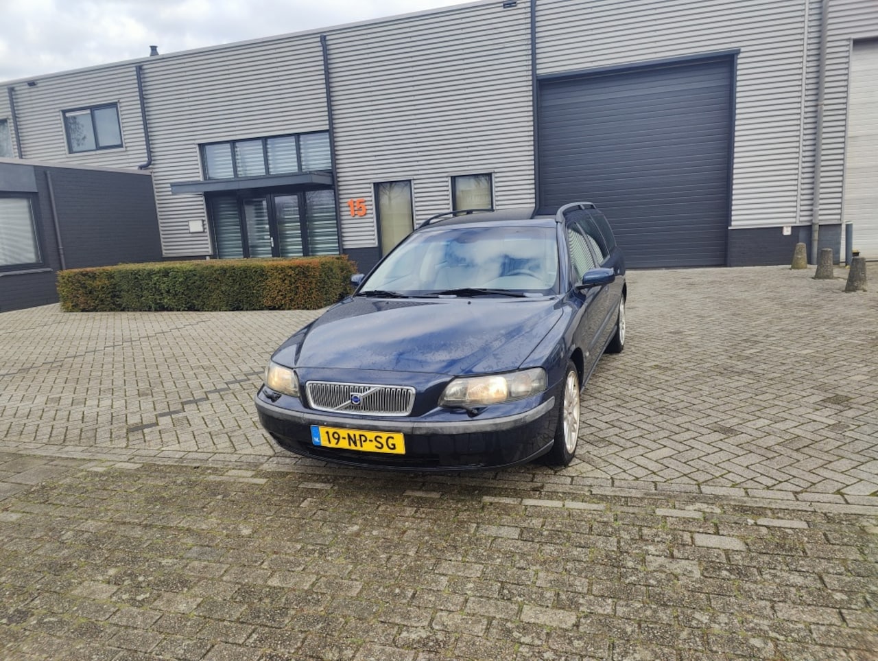 Volvo V70 - 2.4 Comfort Line Bj 2004 automaat NW APK - AutoWereld.nl