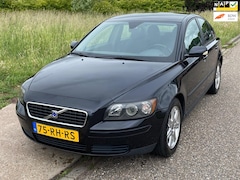 Volvo S40 - 2.4 Momentum ECC Audio/CD Electric pakket EBD Colorpakket ABS LMV 16" Cruisecontrol Dealer
