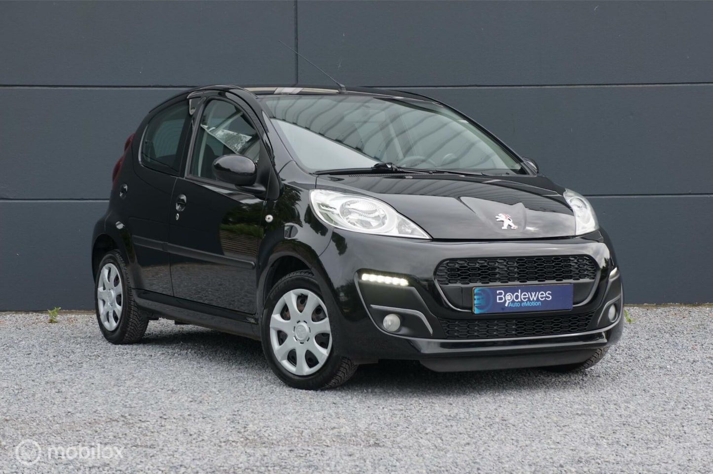 Peugeot 107 - 1.0 Active Airco All Season Zwart Lage kmstand ! - AutoWereld.nl