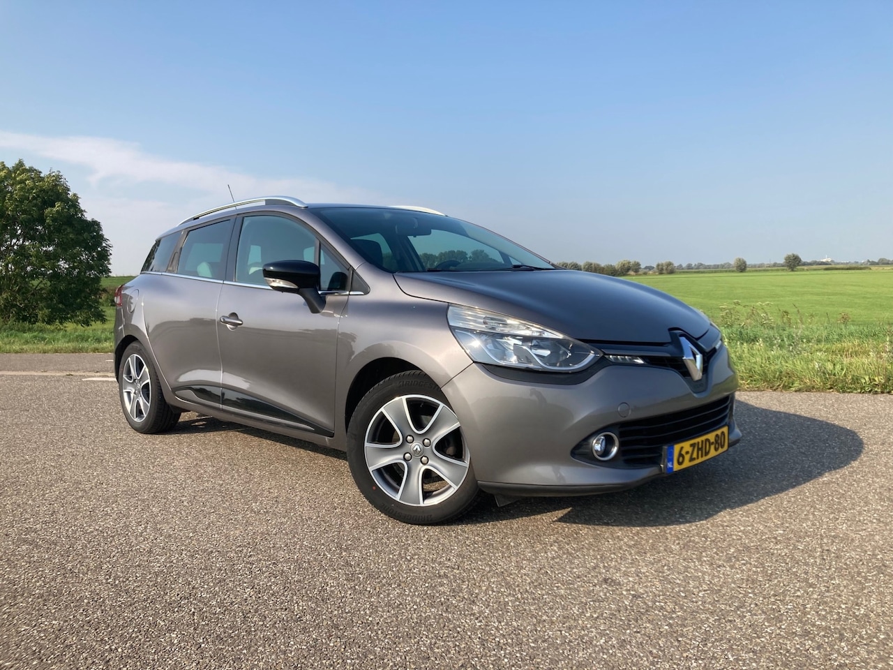 Renault Clio Estate - 0.9 TCe Night&Day Uitgebreid met luxe armsteun en instaplijsten - AutoWereld.nl