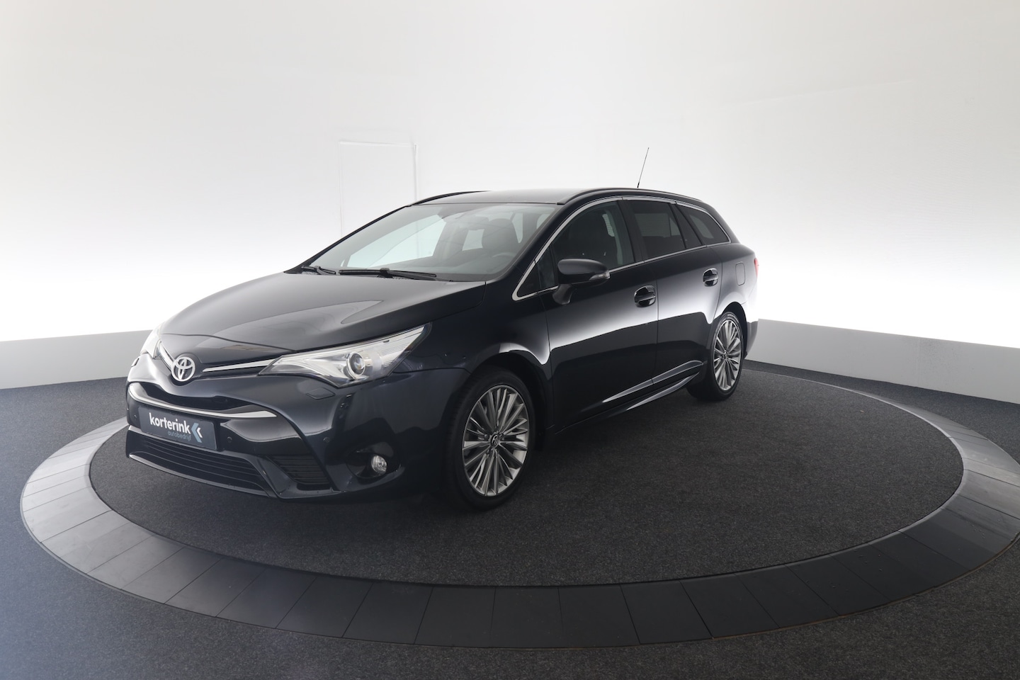 Toyota Avensis Touring Sports - 1.8 VVT-i Executive Business Premium 1.8 VVT-i Executive Business Premium - AutoWereld.nl