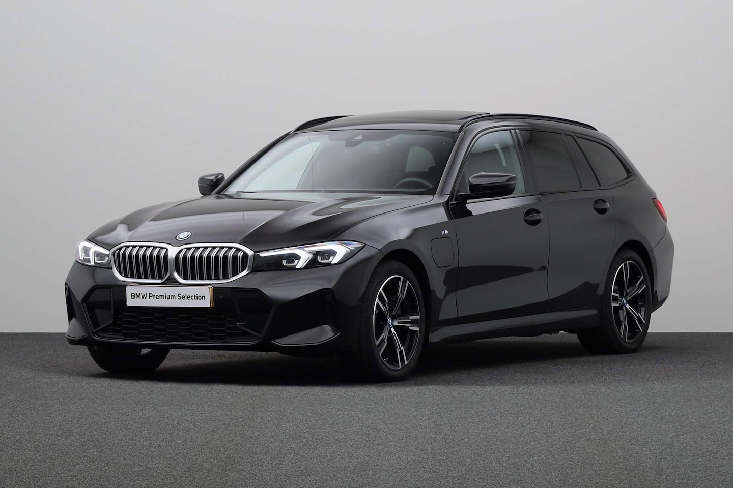BMW 3-serie Touring - 320e | M-sportpakket | Sportstoelen | Schuif-/ Panoramadak | HiFi | PDC voor/ achter | - AutoWereld.nl