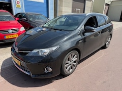Toyota Auris Touring Sports - 1.8 Hybrid Lease Pro Leder FIX PRICE Zeer luxe uitvoering met lekke koppakking. NAP + Boek