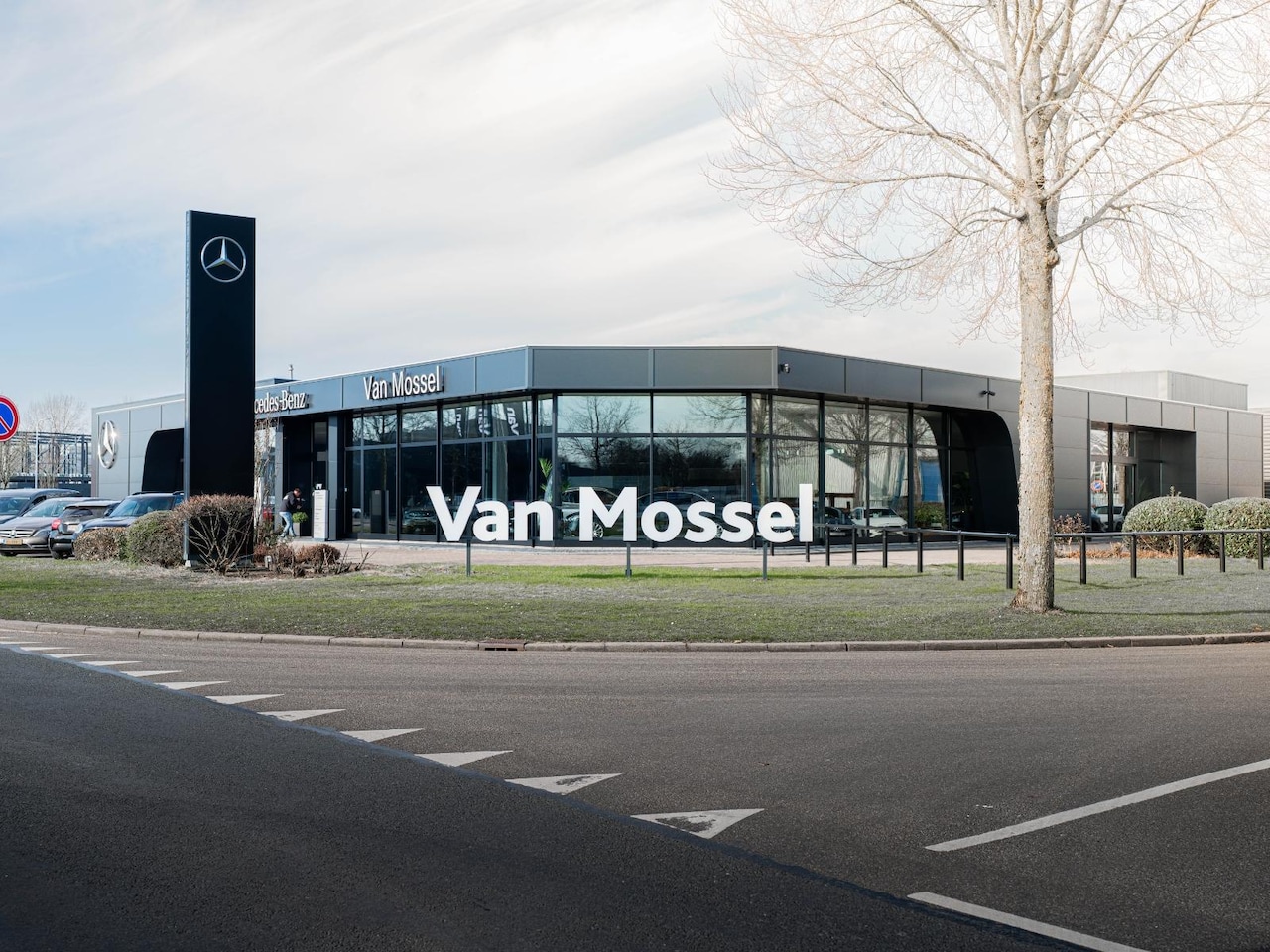 Mercedes-Benz EQA - 250+ AMG Line 71 kWh / Stoelverwarming / 360Graden-Camera / Panaroma-schuifdak / Night-Pak - AutoWereld.nl