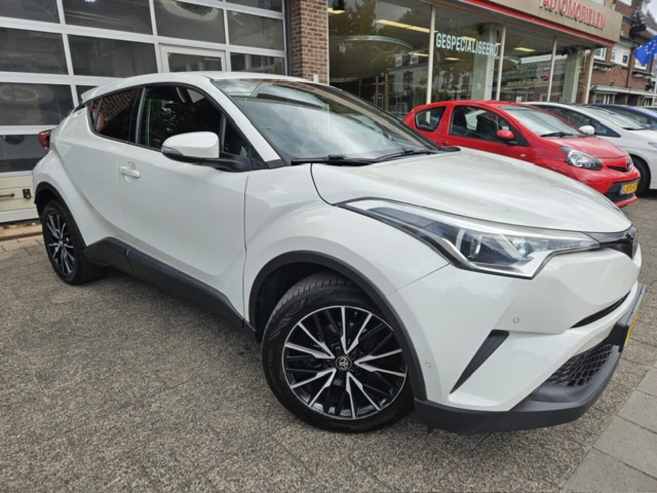 Toyota C-HR - 1.2 Executive Trekhaak - AutoWereld.nl