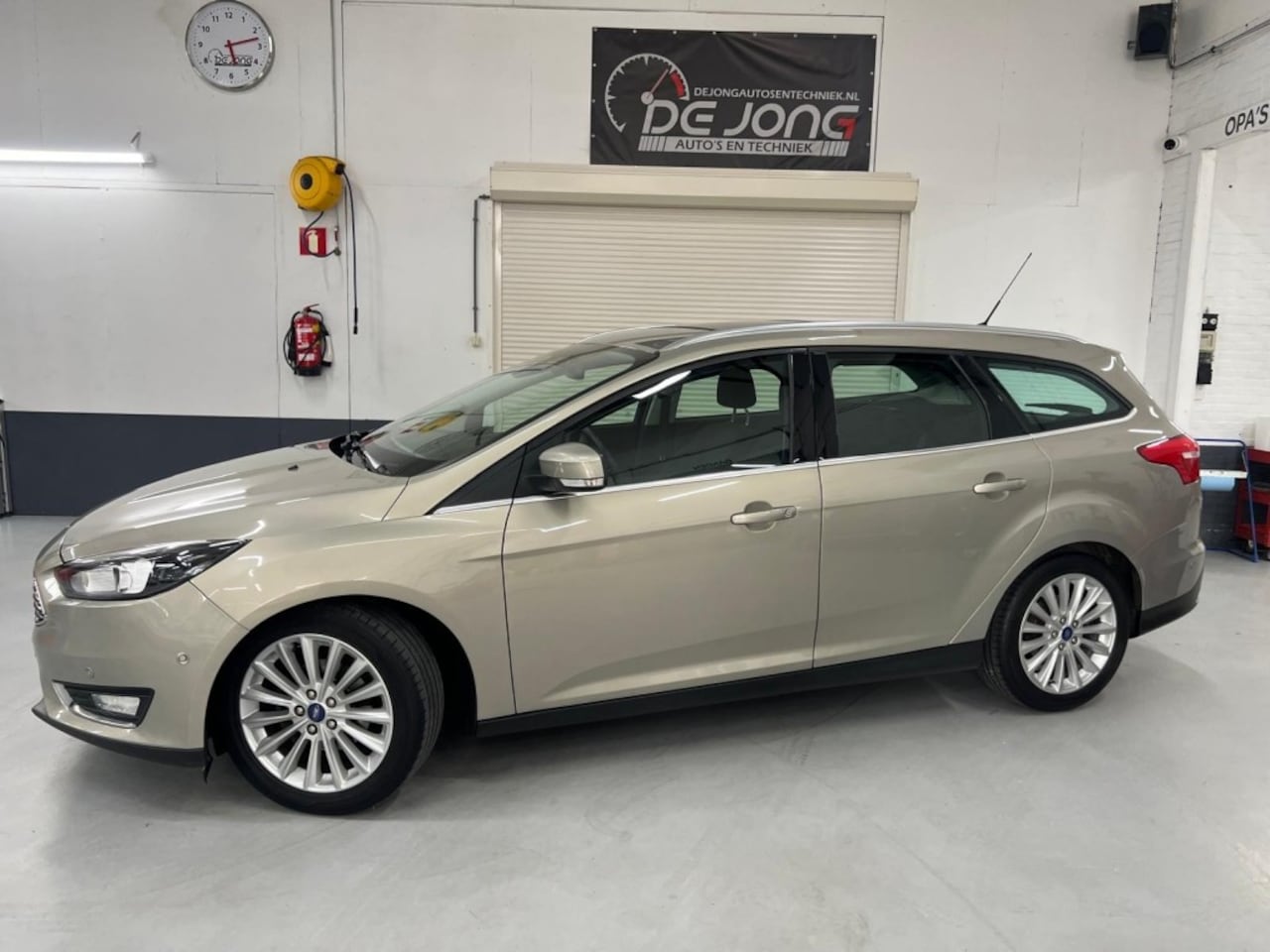 Ford Focus - 1.0 ECOB. First Edition, Schuif/kantel, PDC, NAVI, Trekhaak - AutoWereld.nl