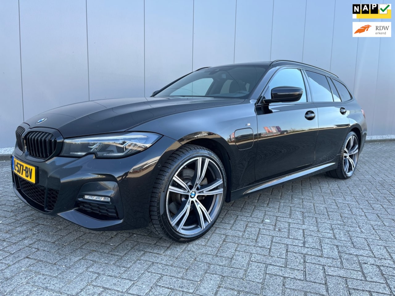 BMW 3-serie Touring - 320e High Executive M-Sport/ PANO - AutoWereld.nl