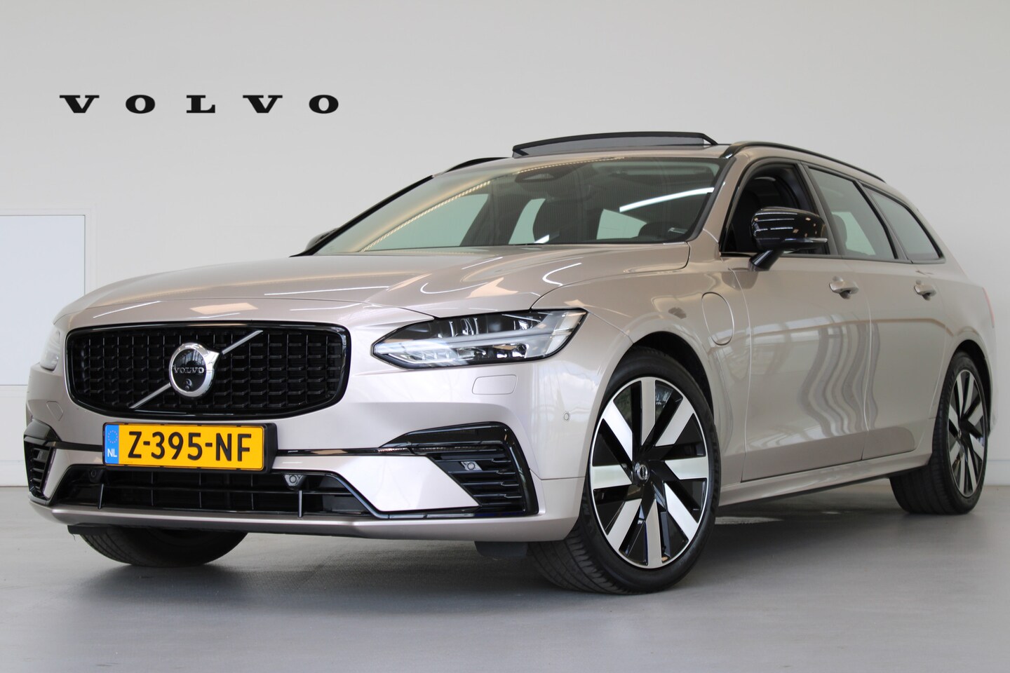 Volvo V90 - T6 350PK AWD Ultra Dark | Pano-dak | Trekhaak | 360° camera | Gelam. zijruiten - AutoWereld.nl
