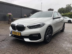 BMW 1-serie - 118i 136PK SPORT : Digi Cockp./P-Pack/ECC/2xPDC/ P.CAM/FULL LED - 2E EIG. - KM=NAP - NL AU