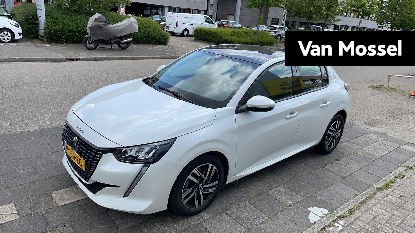 Peugeot 208 - 1.2 PureTech Allure | Navigatie | voorstoelen verwarmd | Camera | Pano-dak | zeer compleet - AutoWereld.nl