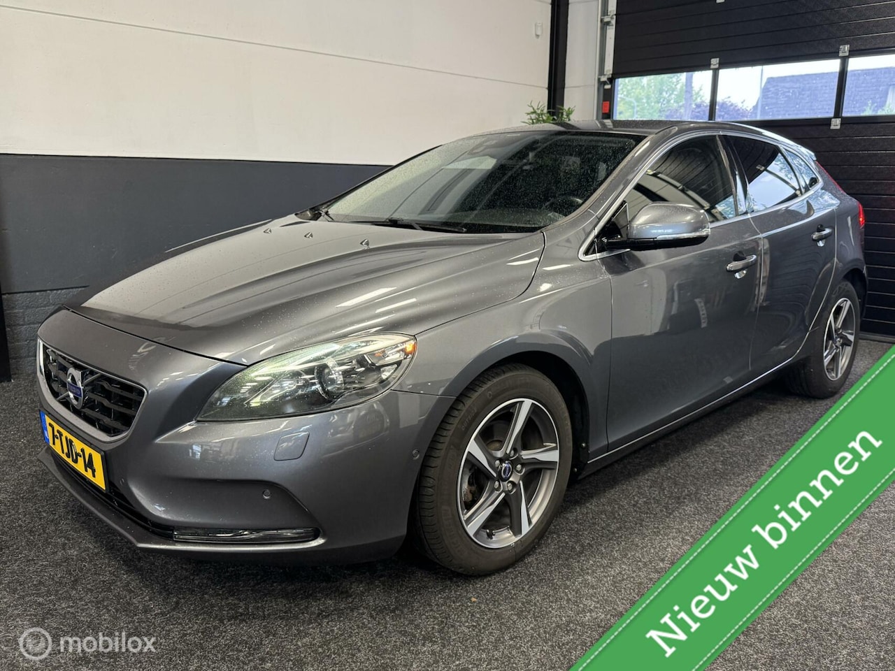 Volvo V40 - 1.6 D2 Summum LEER / CAMERA / MEMORY / APK: 05-26 - AutoWereld.nl