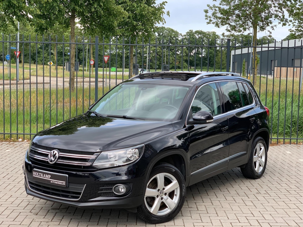 Volkswagen Tiguan - 1.4 TSI Sport&Style | PANO | KEYLESS | TREKHAAK - AutoWereld.nl