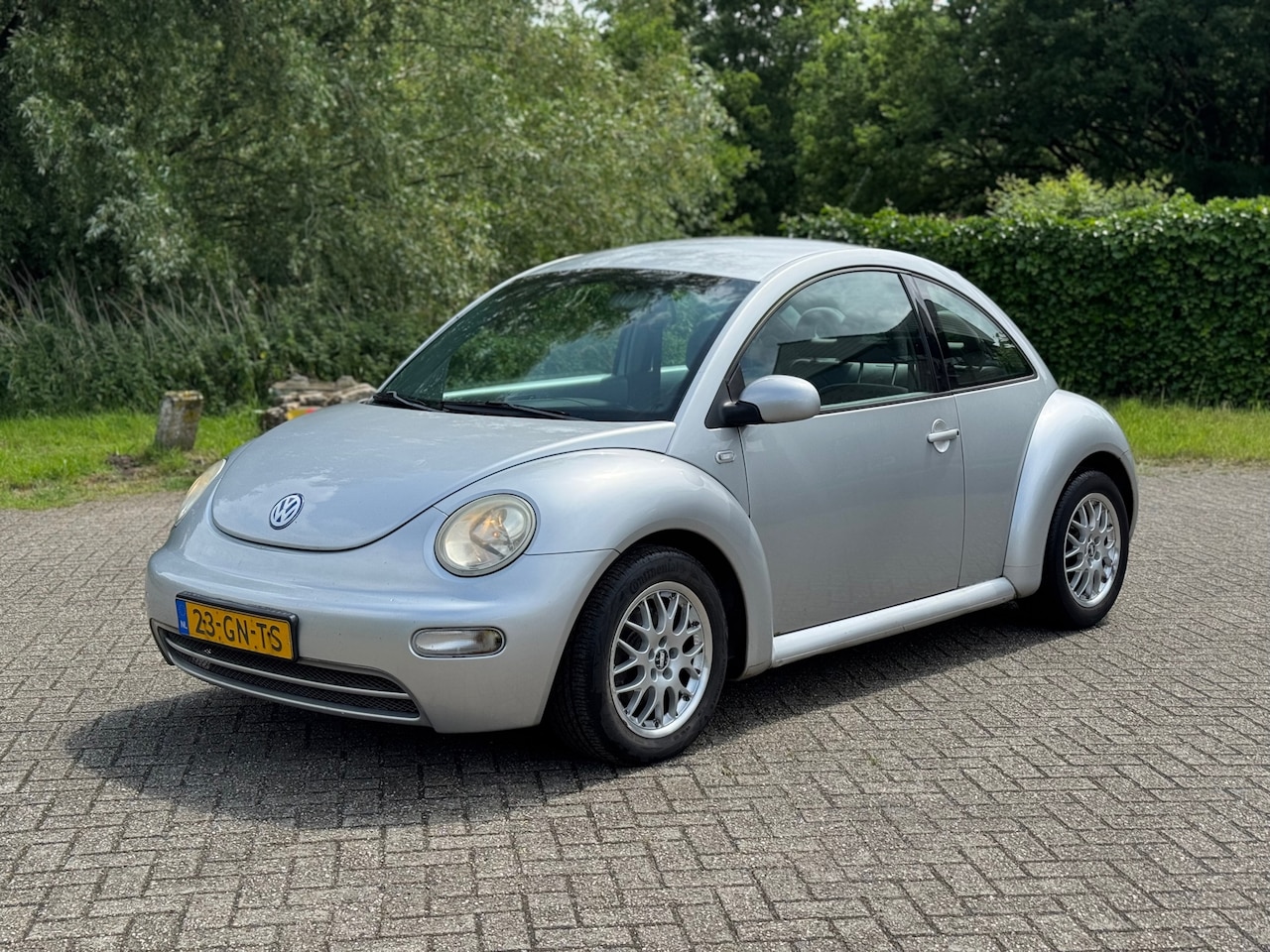 Volkswagen New Beetle - 2.0 Highline AUTOMAAT I AIRCO IJSKOUD I NIEUWE APK - AutoWereld.nl