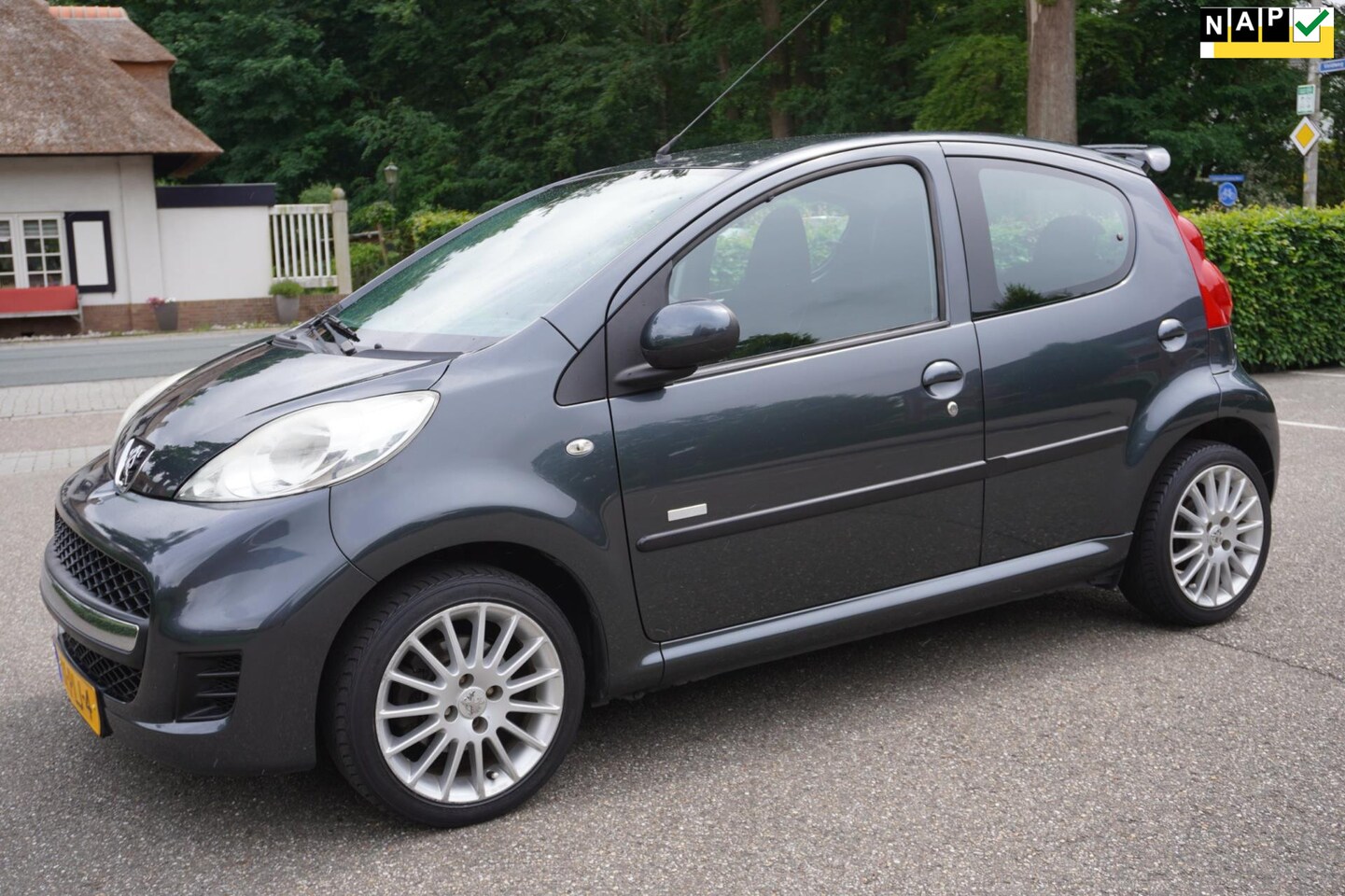 Peugeot 107 - 1.0-12V Millesim 200 5Drs Automaat Navi - AutoWereld.nl