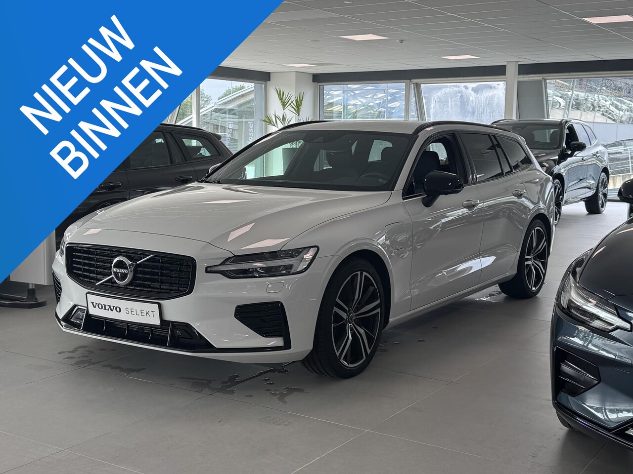 Volvo V60 - T6 Recharge AWD R-Design | Long Range | H&K Audio | Getint glas - AutoWereld.nl