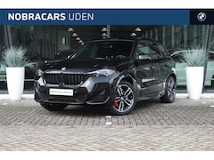 BMW X1 - xDrive25e M Sport Automaat / Panoramadak / Trekhaak / Sportstoelen / M Adaptief onderstel