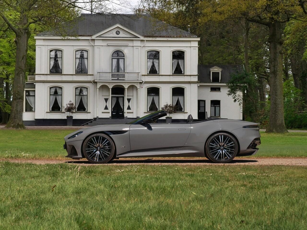 Aston Martin DBS Volante - 5.2 V12 Superleggera | China Grey | Carbon Body Pack | Sports Plus Seats | Premium audio - AutoWereld.nl