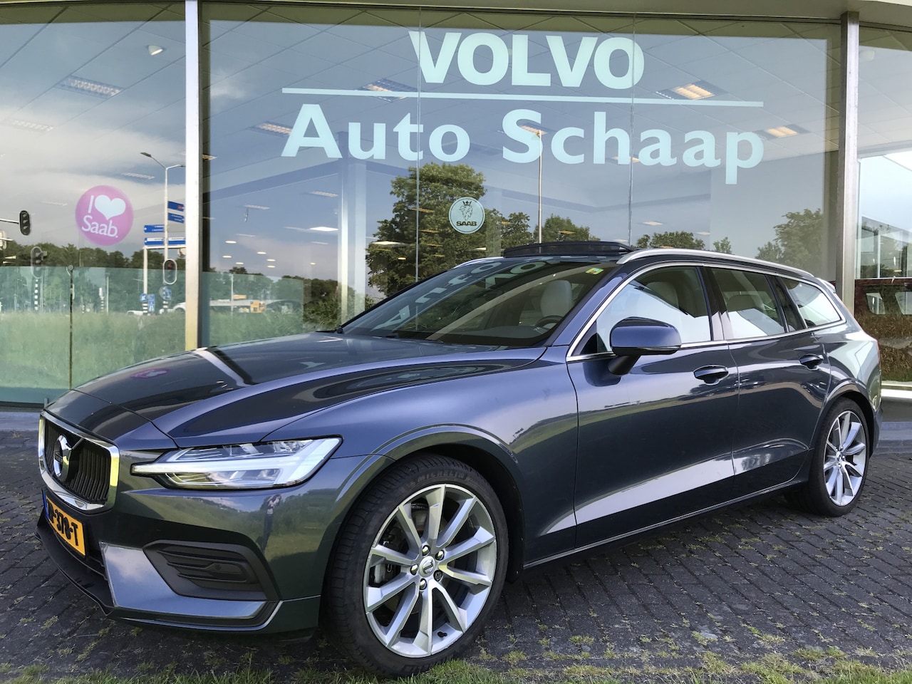 Volvo V60 - 2.0 T4 Momentum Pro Automaat | Rijklaar incl 12 mnd Bovag | Panoramadak Trekhaak Camera St - AutoWereld.nl