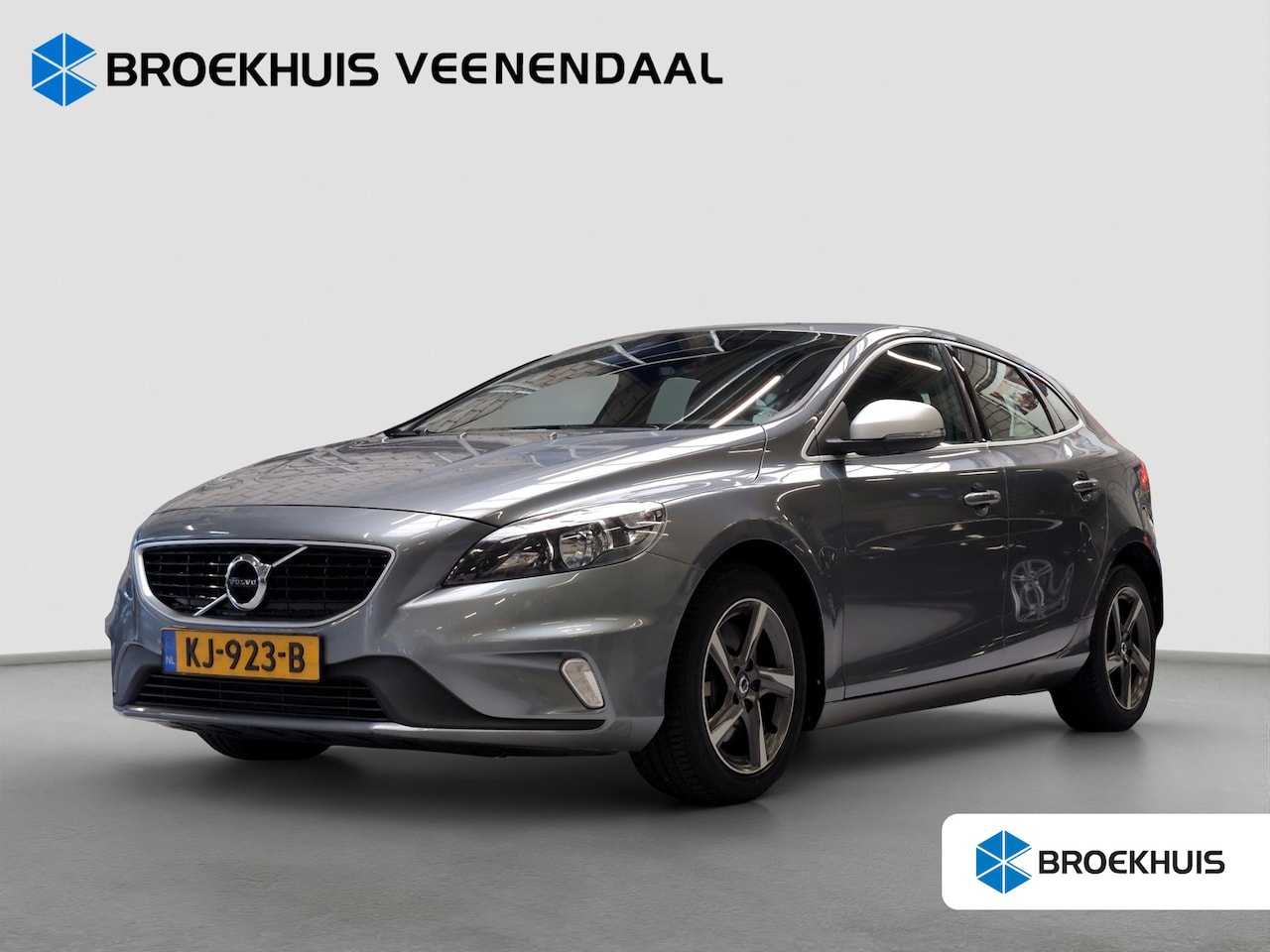 Volvo V40 - 1.5 Automaat R-Design | Trekhaak | Stoelverwarming | Camera - AutoWereld.nl