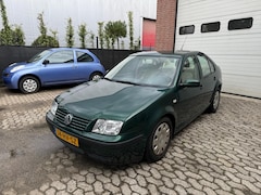 Volkswagen Bora - 2.0 automaat cruise clima PDC APK 6-26 NAP