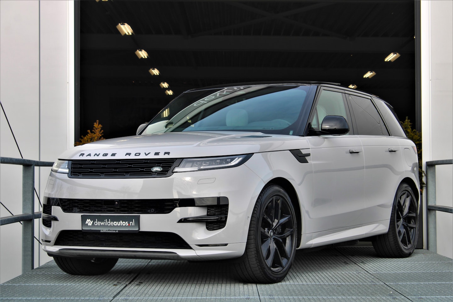Land Rover Range Rover Sport - 3.0 P460e Dynamic SE BorascoGrey Pano Stoelventilatie ACC 360-camera - AutoWereld.nl