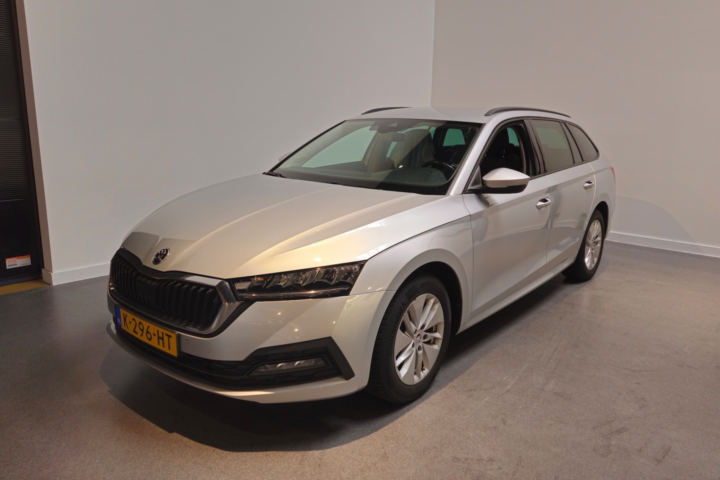 Skoda Octavia Combi - 1.0 e-TSI Business Edition - Apple Carplay/Android Auto - Achteruitrijcamera - Navi - AutoWereld.nl