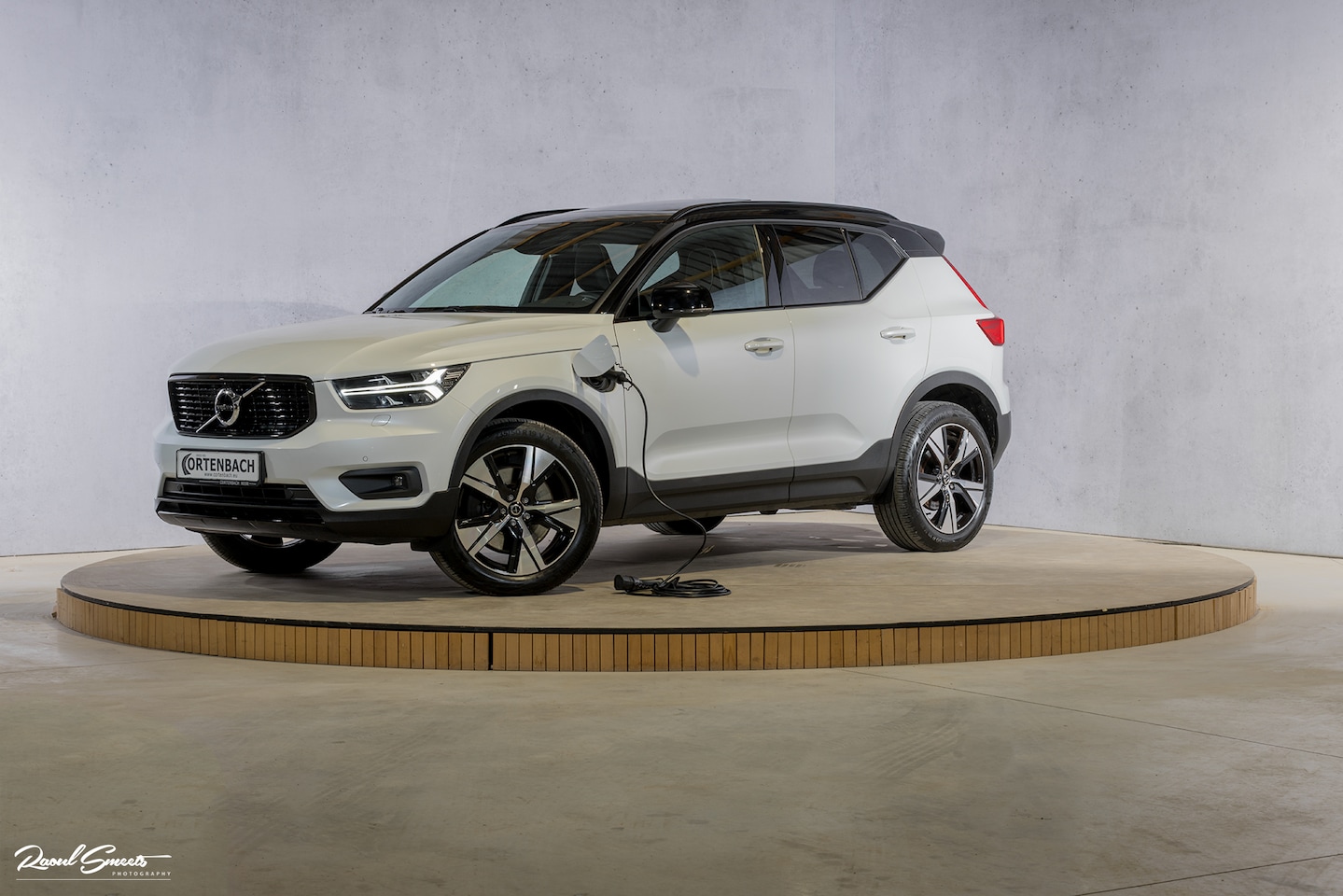 Volvo XC40 - 1.5 T4 Recharge R-Design Harman Kardon | Panorama dak | Zwenkbare trekhaak | Apple carplay - AutoWereld.nl
